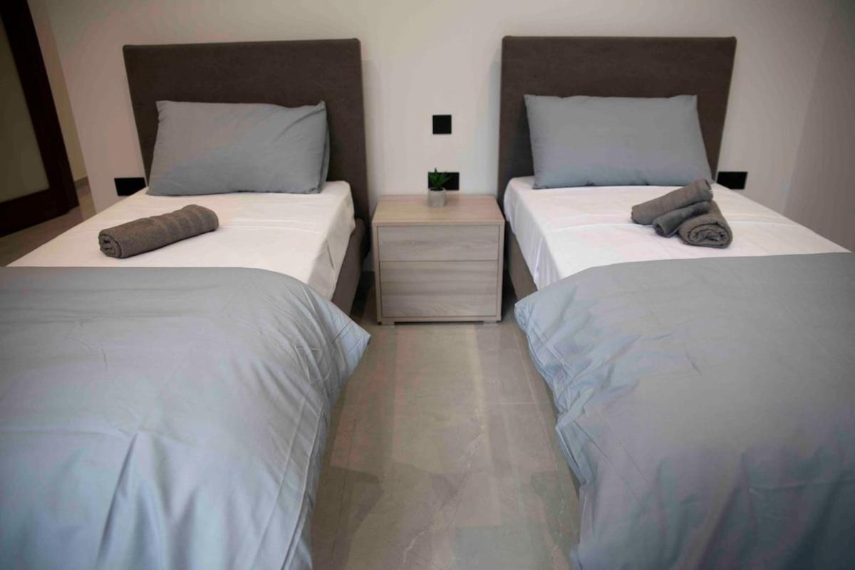 Flat 1, Spacious 3 Bedroom Near Beaches And Countryside Apartment